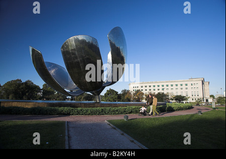 Floralis Generica 'Homanaje' dans Recoleta, Buenos Aires en Argentine. Banque D'Images