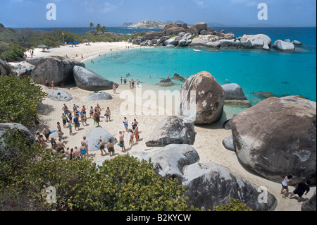 Regardant vers le bas au Devil's Bay Virgin Gorda BVI Devil s Bay est à côté de la salle de bains un tour opérateur est sur le point de prendre les gens en apnée Banque D'Images