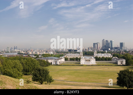 Vue depuis la colline de l'observatoire de Greenwich Park, vers la ville de Londres, Greenwich Roue au Royal Naval College et de Docklands Banque D'Images