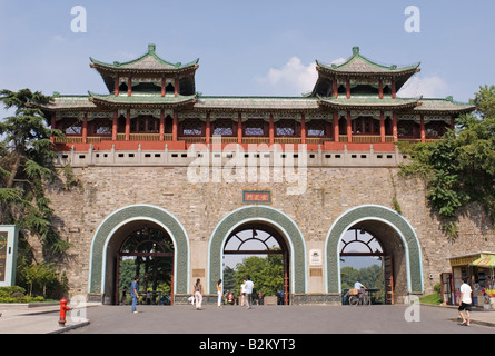 La Chine, Nanjing, entrée du Parc du Lac Xuanwu Banque D'Images