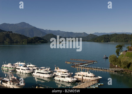 Bateaux ancrés sur Sun Moon Lake, Taiwan, comté de Nantou Banque D'Images