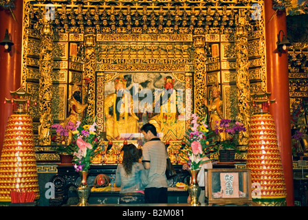 Les gens d'Asie Prière à Wen Wu Temple, Sun Moon Lake, Taiwan, comté de Nantou Banque D'Images