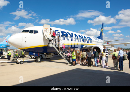 Les vacanciers à bord d'un Boeing 737 Ryan Air à l'Aéroport Robin Hood Doncaster Sheffield Banque D'Images