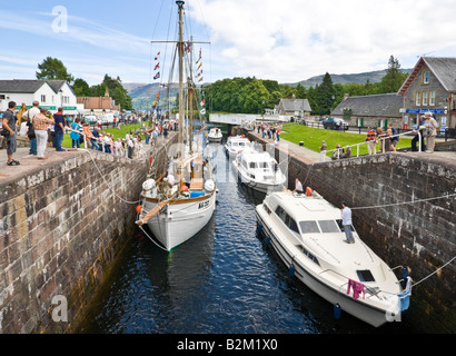 Des bateaux de plaisance entrent dans la première écluse du Loch Ness (arrière-plan) à Fort Augustus Écosse sur leur chemin en direction du sud Banque D'Images