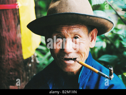 Vieux chinois dans le Yunnan pipe Banque D'Images