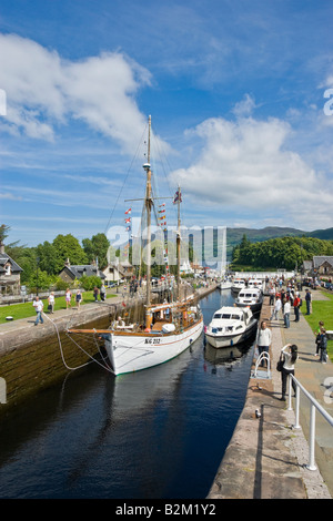 Des bateaux de plaisance se déplacent dans l'écluse suivante du Loch Ness (arrière-plan) à Fort Augustus sur leur chemin vers le sud. Banque D'Images