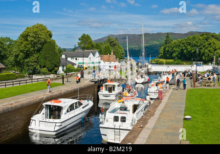 Voile et bateaux à moteur se déplacent dans la dernière écluse du Canal Calédonien à Fort Augustus sur leur chemin vers le Loch Ness Banque D'Images