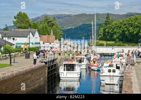 Voile et bateaux à moteur se déplacent dans la dernière écluse du Canal Calédonien à Fort Augustus sur leur chemin vers le Loch Ness Banque D'Images