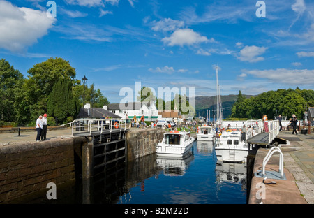 Voile et bateaux à moteur sont passés à la dernière écluse du Canal Calédonien à Fort Augustus sur leur chemin vers le Loch Ness Banque D'Images