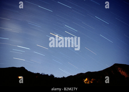 L'analyse des étoiles à travers le ciel ou est-ce que la terre tourner dans cette longue exposition à Big Bend National Park Banque D'Images