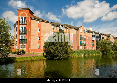 Logement moderne dans un village sur l'île d'Enfield Middlesex Royaume-Uni Banque D'Images