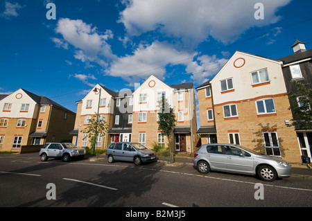 Logement moderne dans un village sur l'île d'Enfield Middlesex Royaume-Uni Banque D'Images