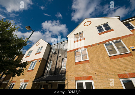 Logement moderne dans un village sur l'île d'Enfield Middlesex Royaume-Uni Banque D'Images