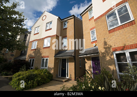 Logement moderne dans un village sur l'île d'Enfield Middlesex Royaume-Uni Banque D'Images