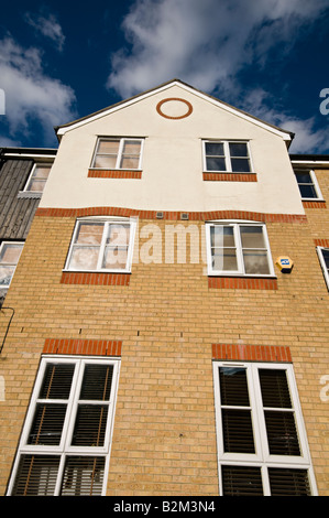 Logement moderne dans un village sur l'île d'Enfield Middlesex Royaume-Uni Banque D'Images