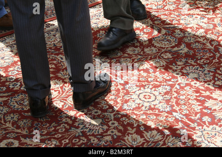 Personnes debout sur un tapis de fleurs à l'extérieur dans le soleil Banque D'Images