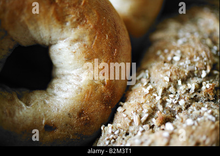 Assortiment de bagels et du pain fraîchement cuit dans un panier Banque D'Images