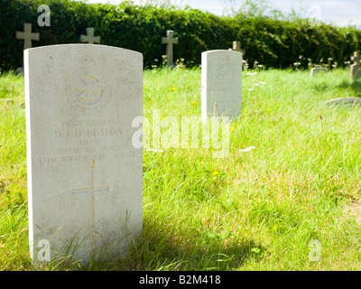 Tombe d'un pilote de la force aérienne à St Marys churchyard Liss Hampshire UK Banque D'Images