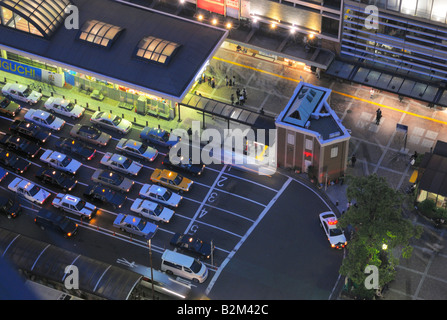 Taxi à l'Nishiguchi (Est) La sortie de la gare JR de Yokohama, JP Banque D'Images