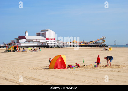 Vue sur la plage et de la jetée, Great Yarmouth Pleasure Beach, Great Yarmouth, Norfolk, Angleterre, Royaume-Uni Banque D'Images