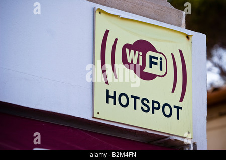 Hotspot WiFi Connectez-vous à l'extérieur d'un bar à Cala Ratjada, Majorque, Espagne Banque D'Images