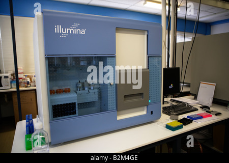 Machine pour analyser automatiquement les séquences de base dans des longueurs d'ADN à des fins de recherche Banque D'Images