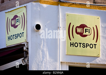 Hotspot WiFi Connectez-vous à l'extérieur d'un bar à Cala Ratjada, Majorque, Espagne Banque D'Images