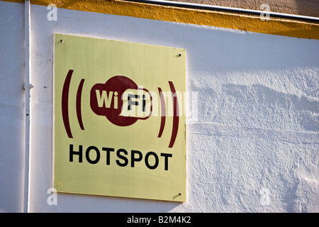 Hotspot WiFi Connectez-vous à l'extérieur d'un bar à Cala Ratjada, Majorque, Espagne Banque D'Images