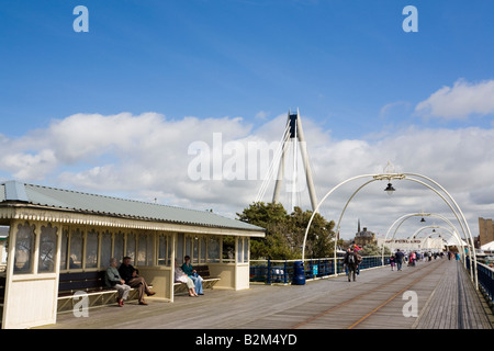 Southport Merseyside England UK Pier et à l'abri dans station balnéaire en été Banque D'Images