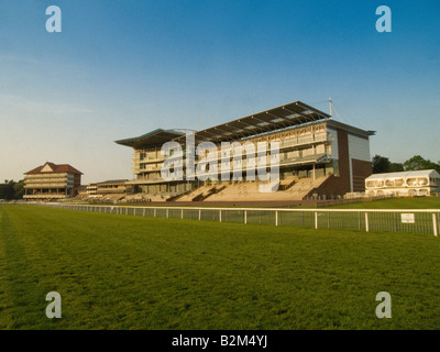 County and Melrose se dresse à york racecourse vu contre un ciel bleu avec une piste de course au premier plan. York. Yorkshire du Nord. ROYAUME-UNI Banque D'Images