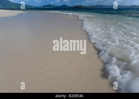 Une petite vague roule sur Sandy Spit Island dans les îles Vierges britanniques Banque D'Images