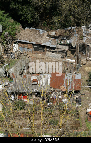 Vieilles maisons délabrées huttes dans domaine en pays Banque D'Images