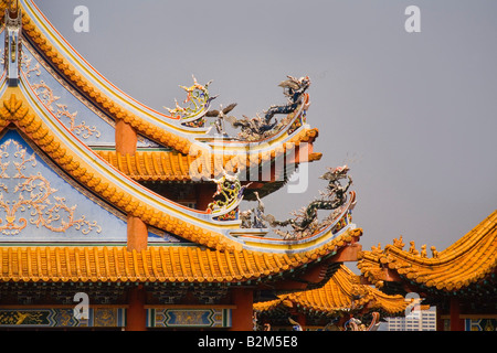 Détail du toit du temple bouddhiste chinois en Malaisie Banque D'Images