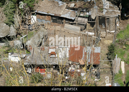 Vieilles maisons délabrées huttes dans domaine en pays Banque D'Images