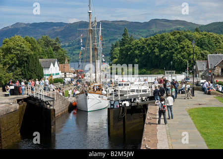 Des bateaux de plaisance se préparent à entrer dans l'écluse suivante du Loch Ness (arrière-plan) à Fort Augustus sur leur chemin vers le sud. Banque D'Images