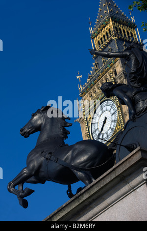 STATUE DE CHAR DE LA REINE BOADICEA ET DE SES FILLES (©THOMAS THORNYCROFT 1902) BIG BEN PARLEMENT LONDRES ANGLETERRE ROYAUME-UNI Banque D'Images