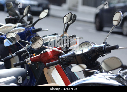 Une rangée de cyclomoteurs stationnés dans la zone de Mayfair de Londres. Banque D'Images