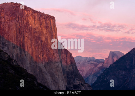 El Capitan et Half Dome vu de Inspiration Point in Yosemite National Park, Californie au coucher du soleil. Banque D'Images