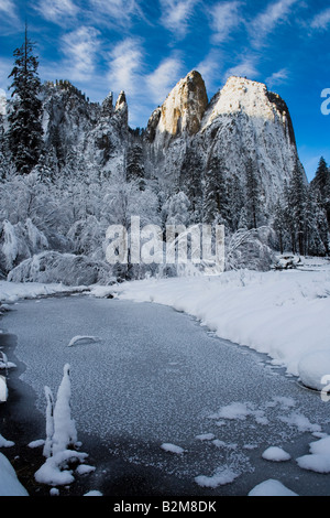 Un étang gelé se trouve sous la cathédrale Spires près de la Merced River dans la vallée de Yosemite. Banque D'Images