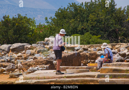 Les touristes à la recherche de ruines de palais minoen détruit par un incendie en 1450BC au Malia sur l'île grecque de Crète Méditerranée Banque D'Images