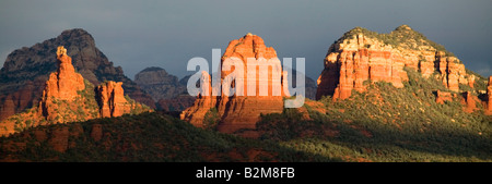 Les roches rouges de Sedona sont éclairées comme un soleil de fin d'après-midi par une rupture dans les nuages de tempête dans la région de Sedona, Arizona. Banque D'Images