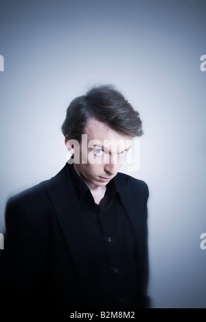 Studio portraits d'un jeune homme étrange et expressif Banque D'Images