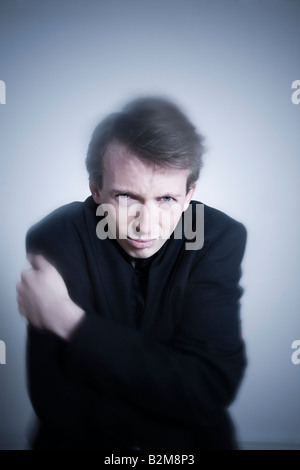 Studio portraits d'un jeune homme étrange et expressif Banque D'Images