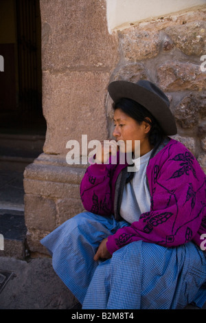 Une dame péruvienne se trouve la réflexion sur les étapes de Cusco, Pérou Banque D'Images