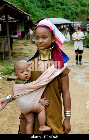 Portrait d'une femme Padong long cou Banque D'Images