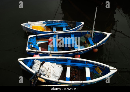 Les petits bateaux dans le port de Whitby Banque D'Images