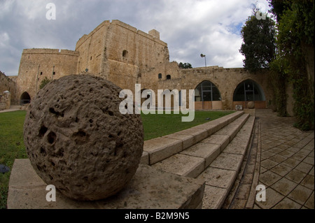 Israël Galilée occidentale Acre Les croisés fort plus tard converti et utilisé par les Britanniques comme une prison d'un boulet de canon dans le foregrd Banque D'Images