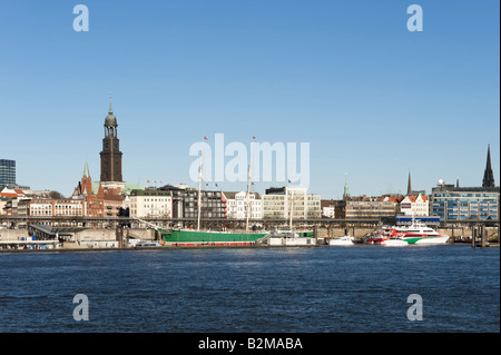 Les quais et église St Michel (St.-Michaelis-Kirche) dans l'arrière-plan, Hambourg, Allemagne, Europe Banque D'Images