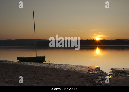 Bateau à voile dans la lumière du soir sur la plage Banque D'Images