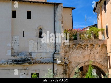 Les vestiges du temple romain, on peut voir le mur de la cathédrale de St.Caesareus à Terracina, lazio, Italie, Europe. Banque D'Images